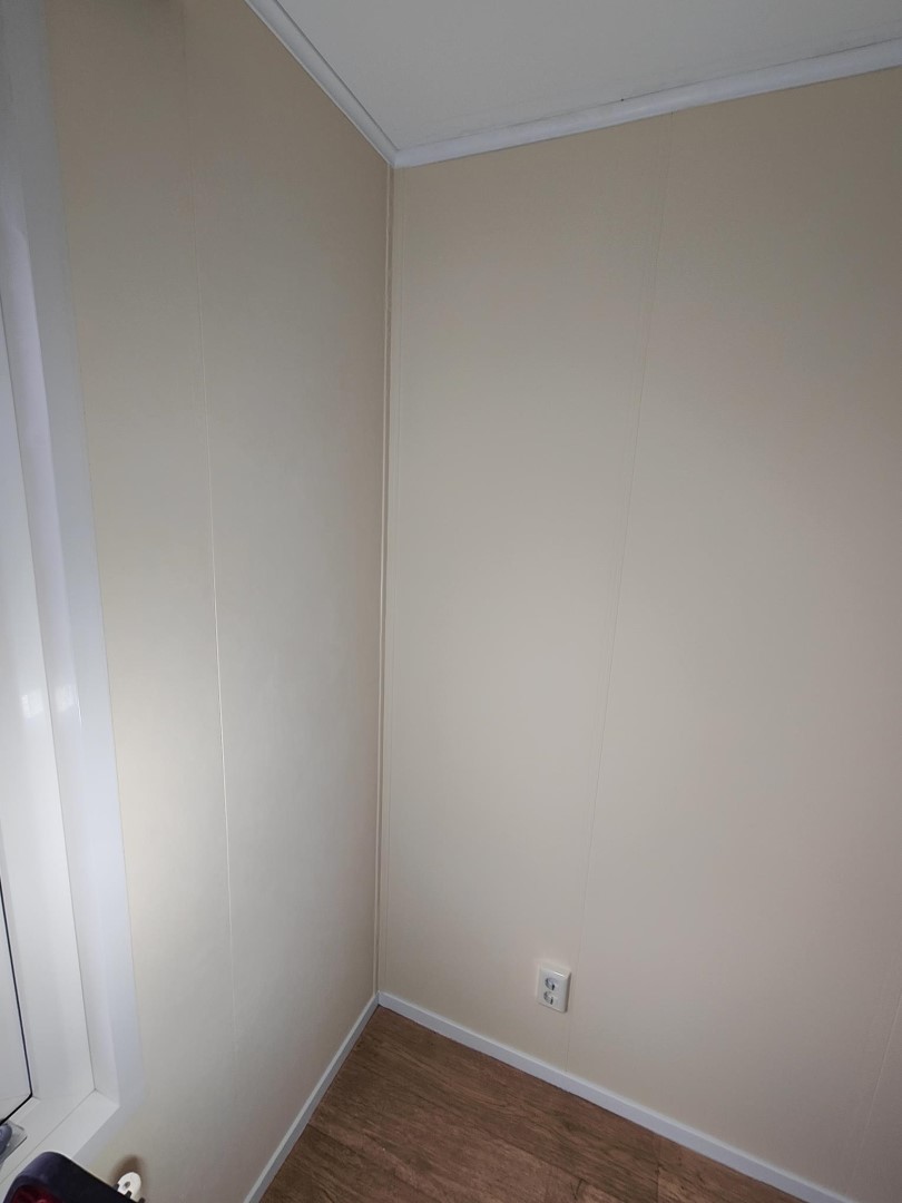 binnen wanden met kooflijsten en plinten