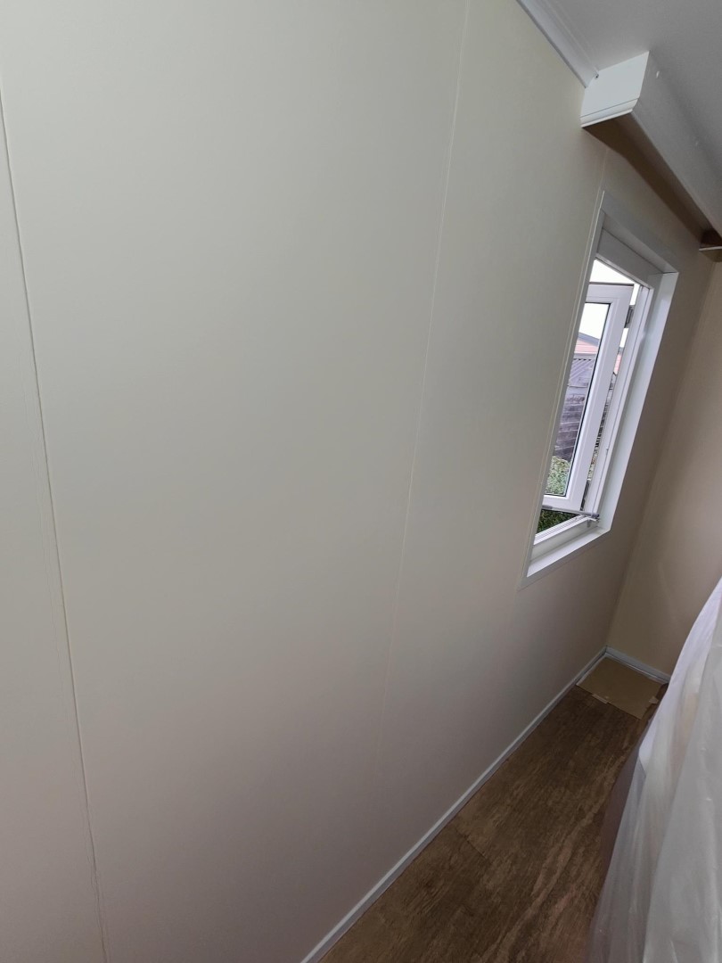 binnen wanden met kooflijsten en plinten