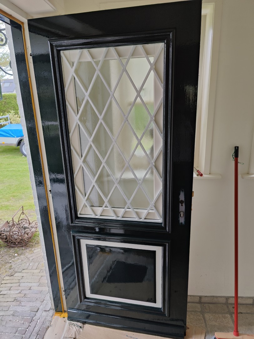 voordeur met metalen rooster